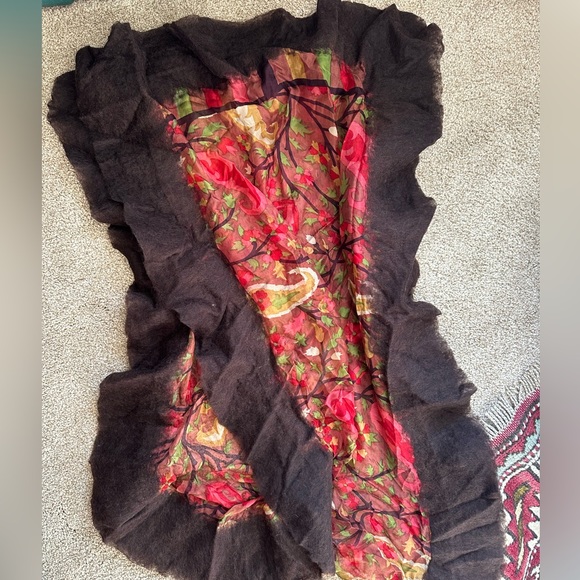 Beautiful Silk and Felt wrap, scarf, brown and red, like new - Picture 9 of 10